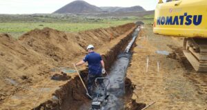 Bíða spennt eftir að hraunið flæði yfir skurðinn