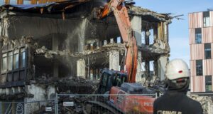 Karlmaður með fjöláverka eftir tíu metra fall í húsgrunn