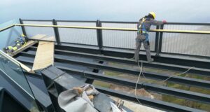 Framkvæmdir stöðvaðar við útsýnispallinn á Bolafjalli