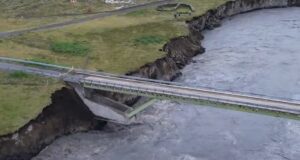 Gamla brúin hangir enn uppi og stóðst þriðja stórhlaupið