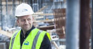 Helmings lækkun hagnaðar