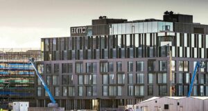 Styttist í opnun lúxushótelsins við Hörpu