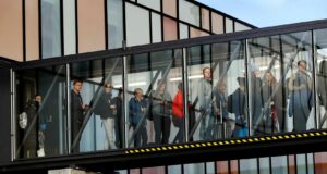 Farþegum í Leifsstöð brugðið vegna sprengingar