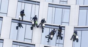 Íbúi háhýsis skar á öryggisreipi málara