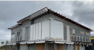 Nöturleg biðstaða Sverris eftir að bygging hússins hans var stöðvuð