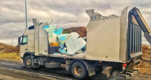 Flutningabíll ók á brú og tættist í sundur