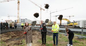 Heilbrigðisráðherratók fyrstu skóflustunguna að nýju bílastæða – og tæknihúsi Nýs Landspítala