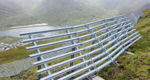 Framkvæmdir eru hafnar við uppsetningu stoðvirkja grinda á Siglufirði