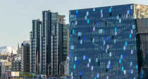 Vatnslögn rofnaði við Hörpu