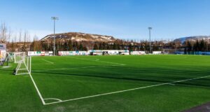 02.04.2025 Mosfellsbær. Vármárvöllur, aðalvölllur og frjálsíþróttaaðstaða – Gervigras