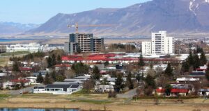 Vinnuslys í Ábænum: Borvél stakkst í læri manns