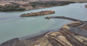 Vinna hörðum höndum við að koma vegtengingu út í Laugardælaeyju