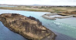 Varnargarður við brúarstæði