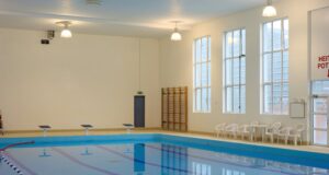 27.05.2025 Fjallabyggð. Endurbætur á þaki Sundlaugar Siglufjarðar