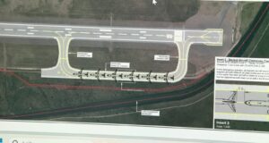 Akstursbraut við Egilsstaðaflugvöll byggð í þremur áföngum