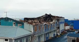 Brunarústirnar við Hvaleyrarbraut verða loksins rifnar nærri tveimur árum eftir brunann