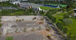 Bílastæðið rifið upp með rótum