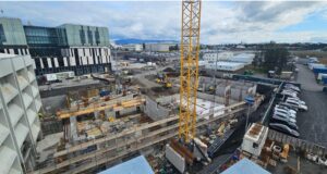 Uppsteypa hafinn á veggjum fyrstu hæða á Húsi Heilbrigðisvísindasviðs Háskóla Íslands