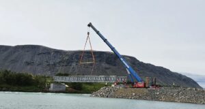 Bráðabirgðabrú hífð á Ölfusá með stærsta krana landsins