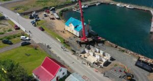 Gamla ríkinu á Seyðisfirði lyft af grunni sínum og endurbætur hefjast