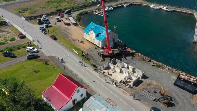 16.07.2025 Gamla ríkinu á Seyðisfirði lyft af grunni sínum