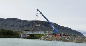 Bráðabirgðabrú hífð yfir Ölfusá – myndband