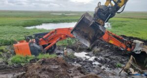 Grafa sökk í mýri og skemmdi stofnlögn