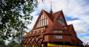 Aldargömul kirkja í Svíþjóð færð í heilu lagi