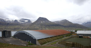Bíleigendum ráðlagt að leggja fjærri Fjarðabyggðarhöllinni meðan gert er við þakið