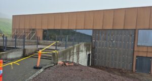 Klæðningin að detta af 11 ára gömlu húsi