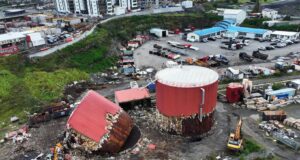 Rífa gamla tjörutanka