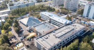 Vinna við ytra byrði Grensásdeildar stendur yfir