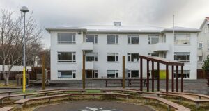 Bæta lyftuhúsi við leikskólann og opna ekki fyrr en 2027