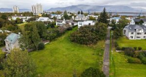 Íbúar mótmæla og vilja börn frekar en byggingu í Gunnarsbrekku