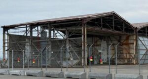 Flugskýli varnarliðs rifin niður