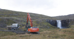 Vinna lokametrana á nýjum göngustíg að Gufufossi við Seyðisfjörð