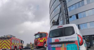 Klæðning fauk næstum því af fimmtu hæð