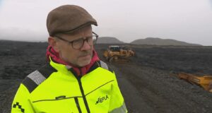 Vinna hafin við að hækka varnargarðana við Grindavík