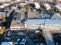 Unnið við uppsetningu utanhússklæðningar við Grensásdeild