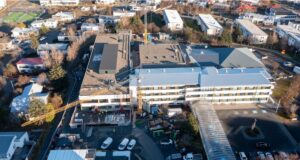 Unnið við uppsetningu utanhússklæðningar við Grensásdeild