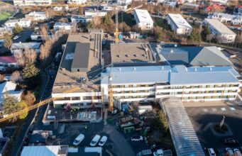 Unnið við uppsetningu utanhússklæðningar við Grensásdeild