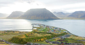 Vinna sex daga vikunnar til að verja þorpið