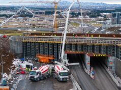 Farmur 205 steypubíla fór í nýja brú yfir Breiðholtsbraut