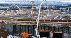 Farmur 205 steypubíla fór í nýja brú yfir Breiðholtsbraut