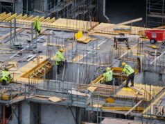 Vara við skarpri lækkun og verktakar og lánveitendur ættu að „spenna beltin“