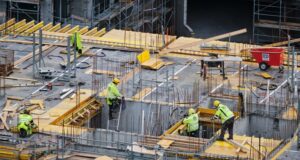 Vara við skarpri lækkun og verktakar og lánveitendur ættu að „spenna beltin“