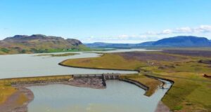 Skoðað var hvort nota mætti stíflu virkjunarinnar sem brú