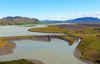 Skoðað var hvort nota mætti stíflu virkjunarinnar sem brú