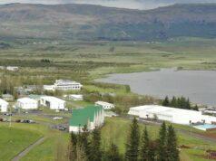 Bæta skólahús og sundlaug endurbyggð