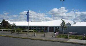 10.02.2026 Hafnarfjarðarbær. Endurbætur á þaki Hvaleyrarskóla